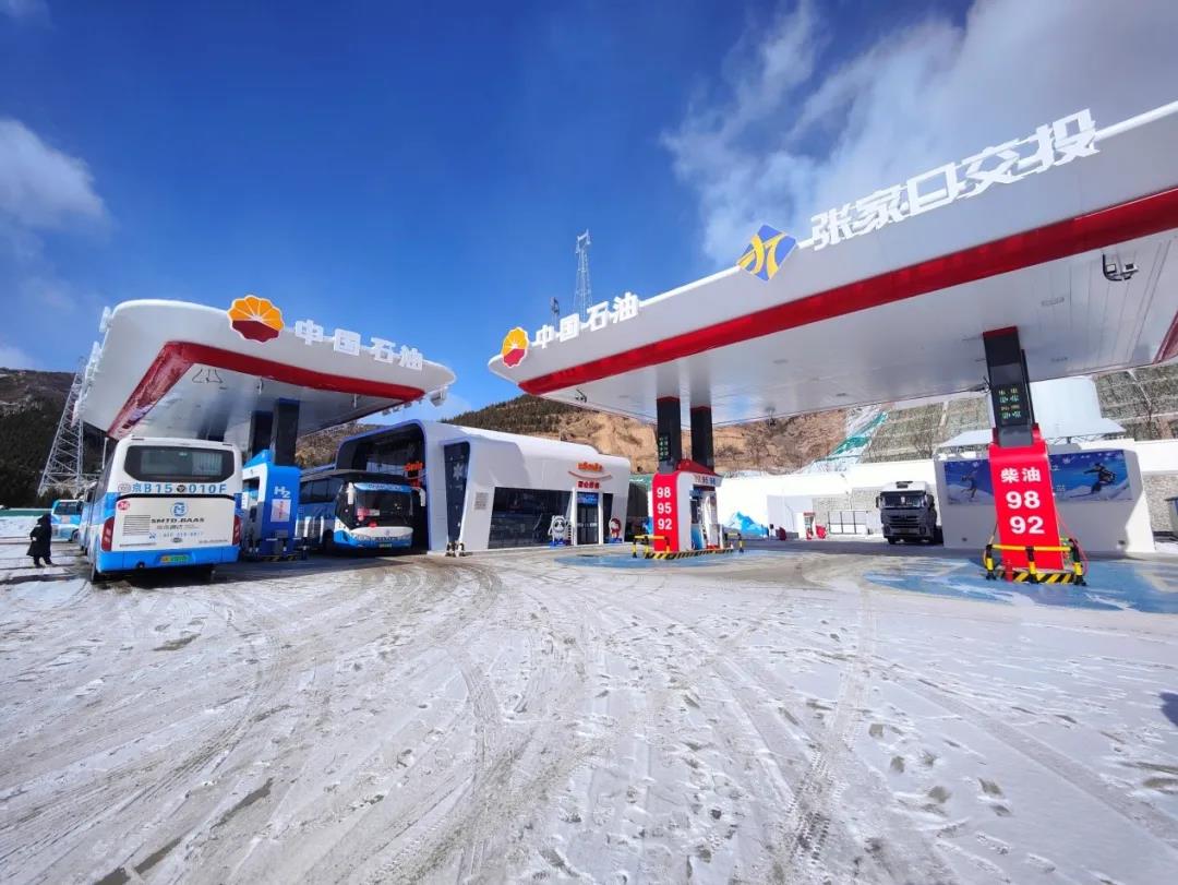 北京冬奥会氢燃料电池车在中国石油崇礼北综合能源服务站补充氢气.jpg